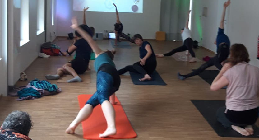 Teilnehmer beim Ausführen von Yoga Flows im Retreat "good vibes-good moves-good mood" von Radio Pauseroni und TINA
